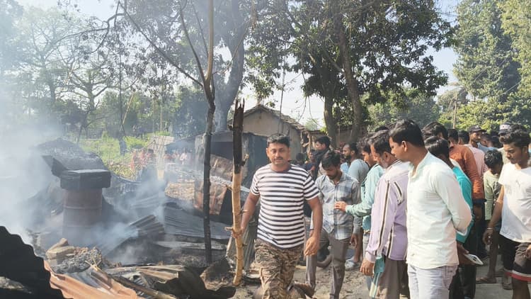 गढ़बनैली दुर्गापुर में पांच घर जले, रो-रोकर पीड़ित हुए बेहाल