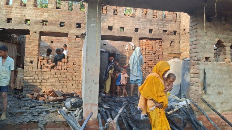 Bhagalpur news तीन घरों में लगी आग, नकदी सहित लाखों की संपत्ति राख
