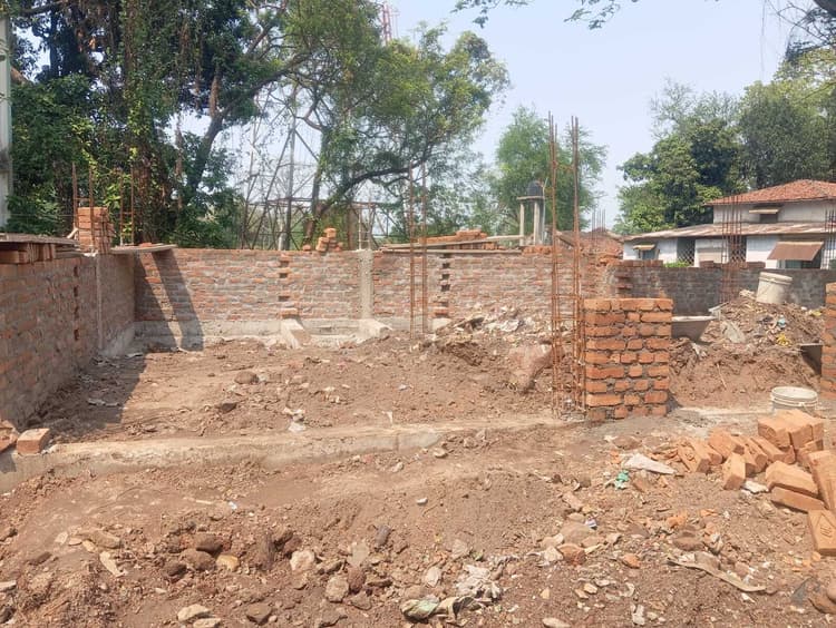 East Singhbhum News : "55 लाख के उप स्वास्थ्य केंद्र भवन निर्माण में भारी गड़बड़ी का आरोप