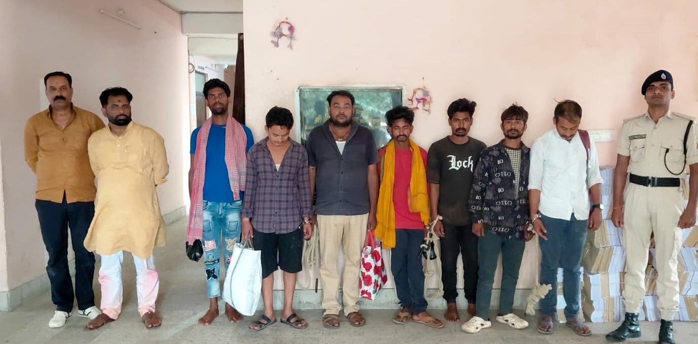 129 लीटर शराब के साथ चार तस्कर गिरफ्तार, दो फरार, ऑटो व बाइक जब्त