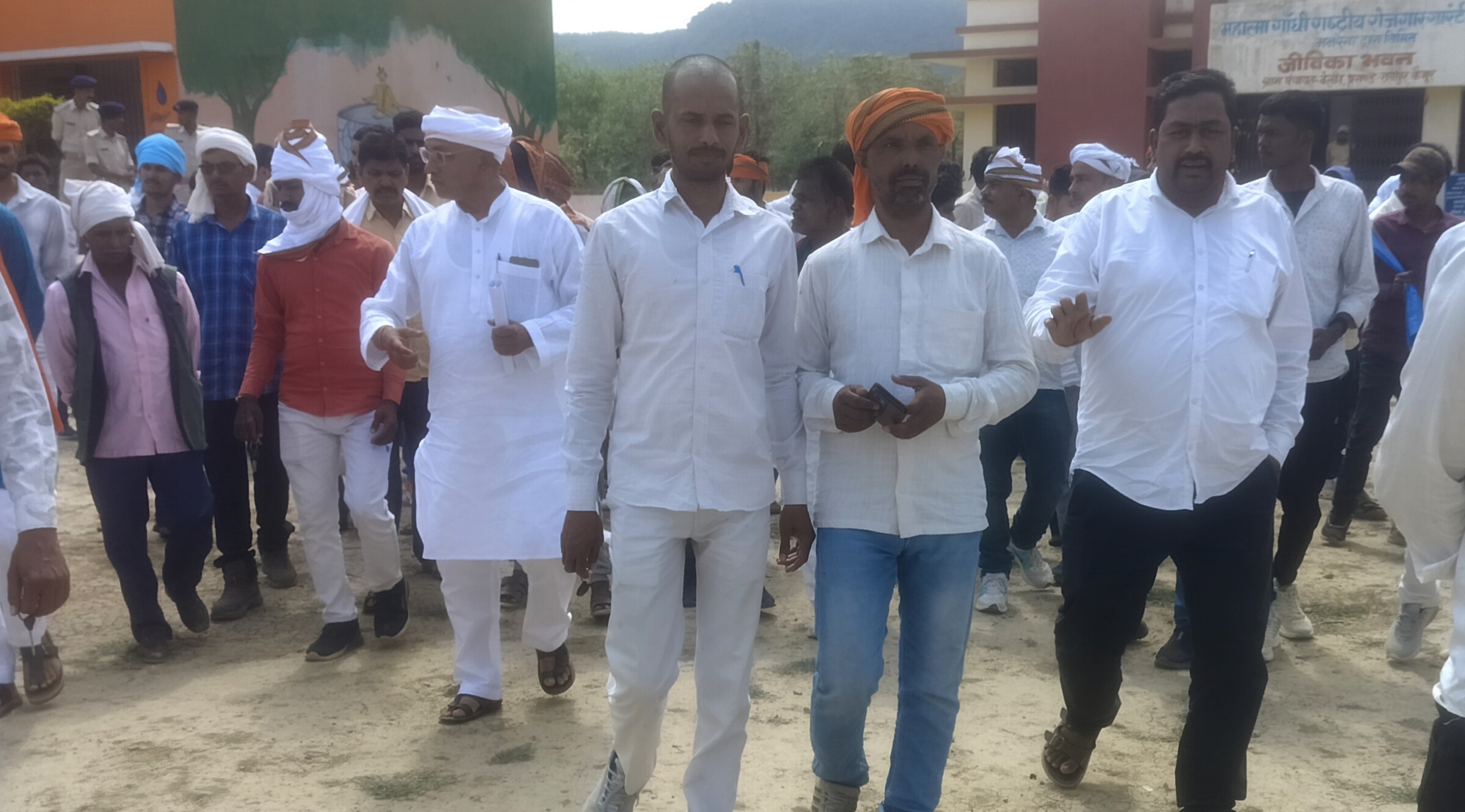 नामांकन बंद होने की सूचना पर भड़के प्रत्याशी व समर्थक