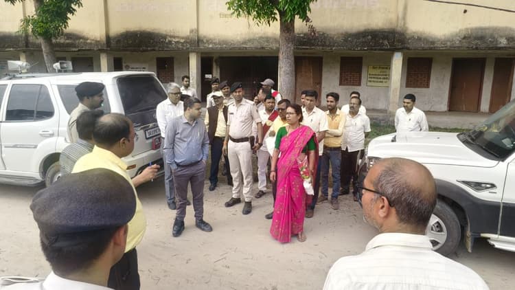 डीएम ने महर्षि मेंहीं प्लस टू विद्यालय का किया निरीक्षण