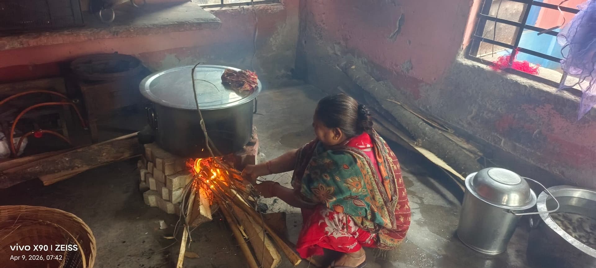 धुएं में मिड-डे-मील. ठाकुरगंज के स्कूलों से एलपीजी गायब, लकड़ी के चूल्हे पर बन रहा खाना