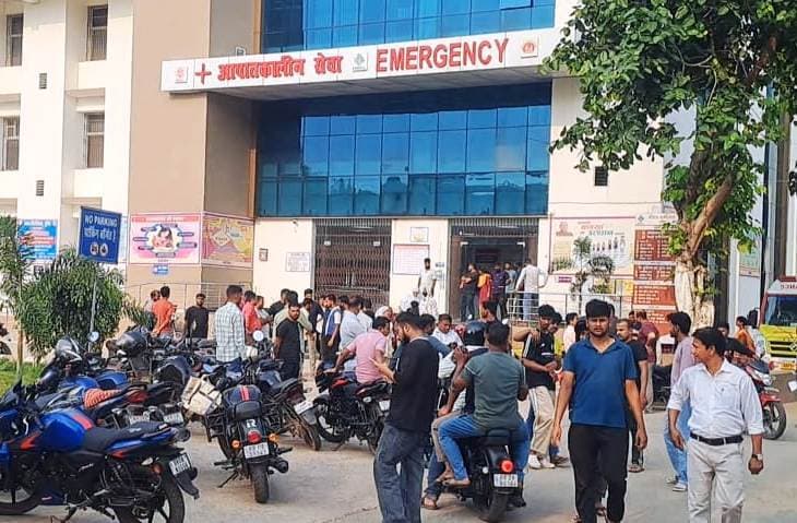 सुजावलपुर में बिजली पोल से टकरायी स्कूटी, तीन घायल