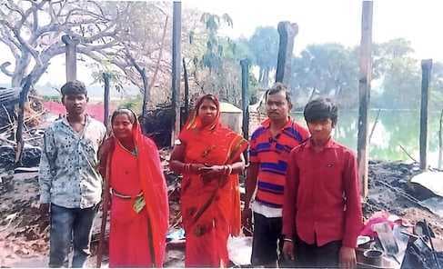मोतिया गांव में बिजली गिरने से परिवार का घर जलकर राख