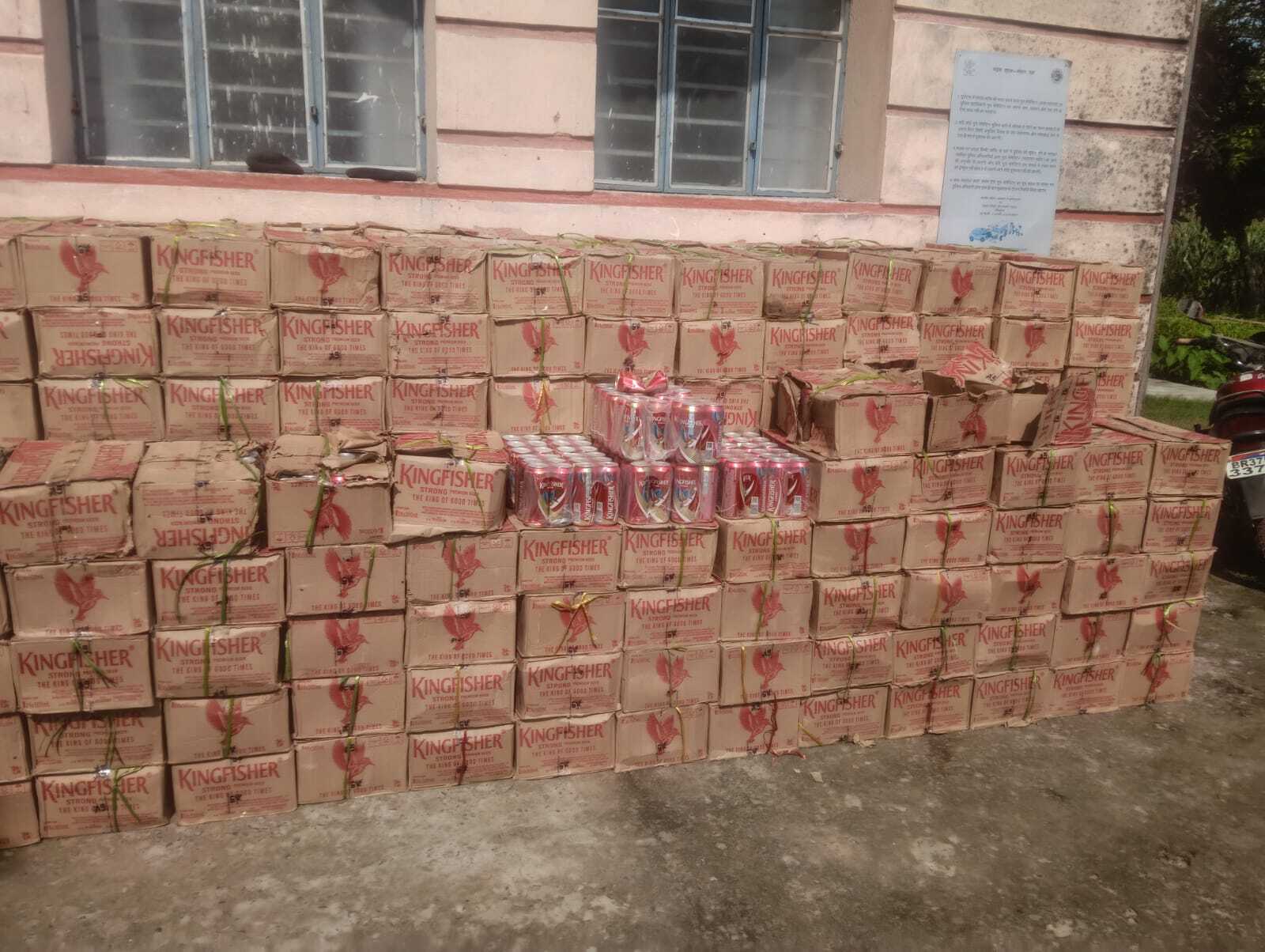 चावल के बोरे में छिपाकर लाई जा रही 3535 लीटर शराब जब्त, तस्कर फरार