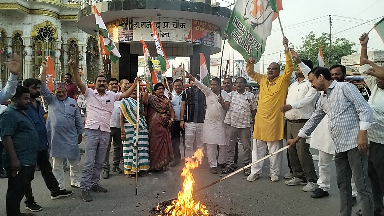 असम के मुख्यमंत्री के अभद्र टिप्पणी के विरोध में कांग्रेसियों ने पुतला दहन कर किया प्रदर्शन