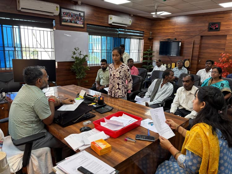 Gridih News : डीसी ने जनता दरबार लगाकर सुनी आमजनों की समस्याएं