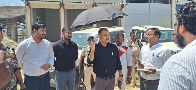 रेल ओवरब्रिज निर्माण का डीएम ने किया निरीक्षण, तीन माह में कार्य पूरा करने का निर्देश