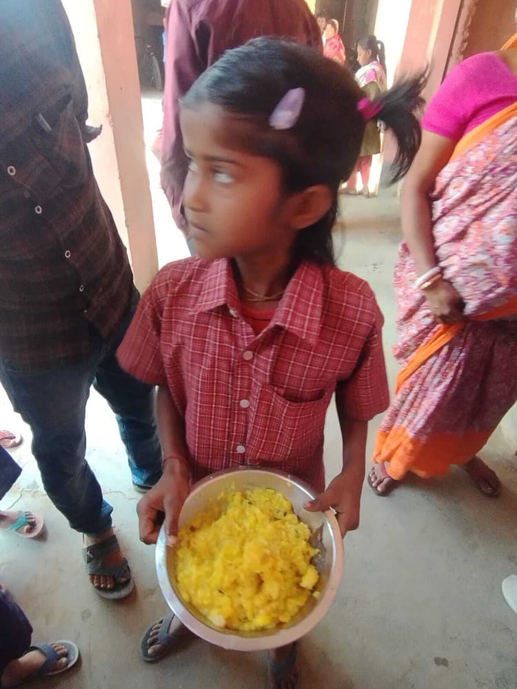 एमडीएम में फिर लापरवाही, नवग्राम स्कूल में भोजन में मिला सिर का बाल, बच्चों में आक्रोश