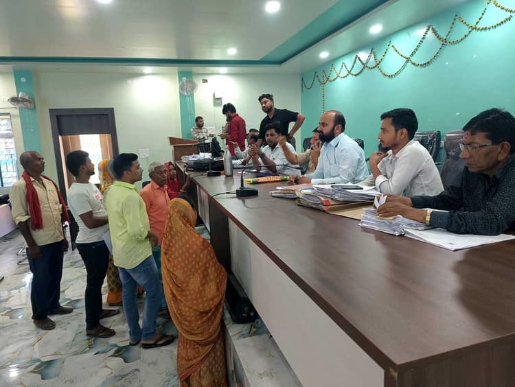 प्रभारी सीओ की मौजूदगी में लगा जनता दरबार