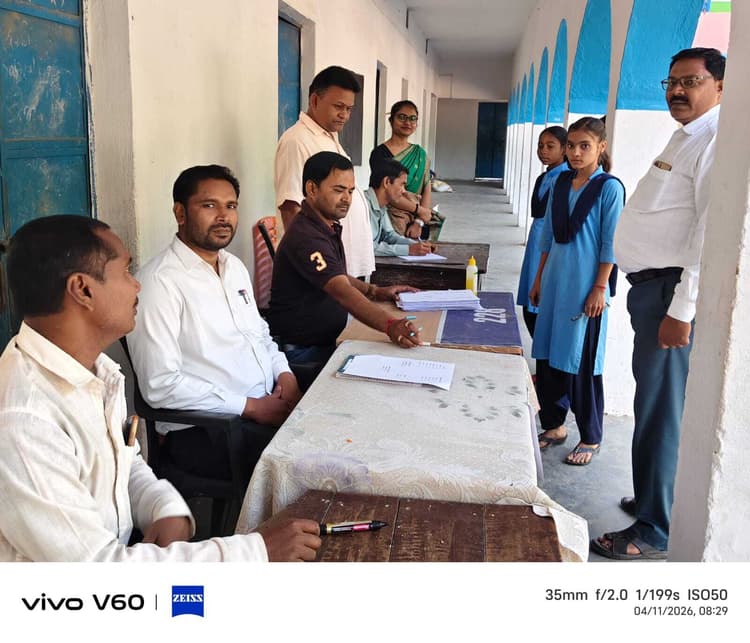 छात्राओं का दबदबा: निभा बनीं प्रधानमंत्री, बच्चों ने उत्साह से किया मतदान