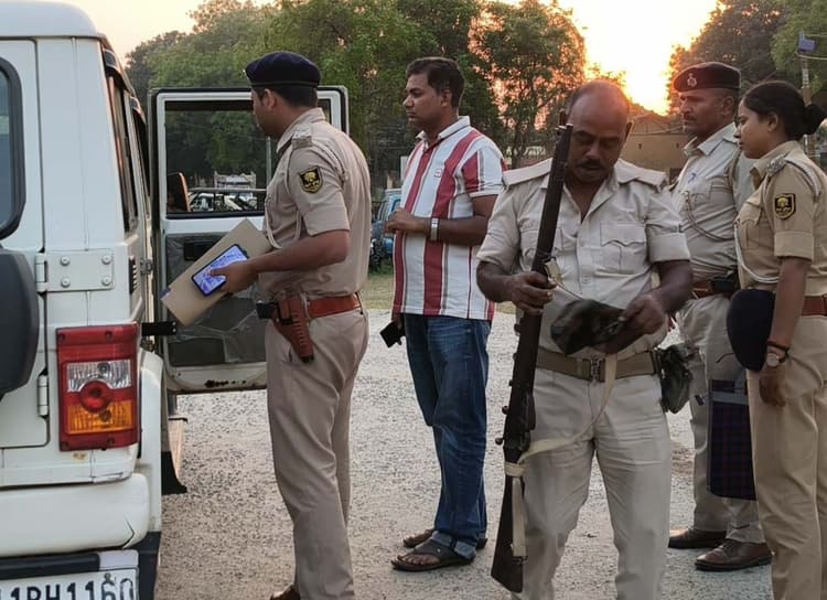 प्रेमी-प्रेमिका को खंभे से बांध पीटने के मामले में मुखिया पति गिरफ्तार, वार्ड सदस्य व उपसरपंच फरार