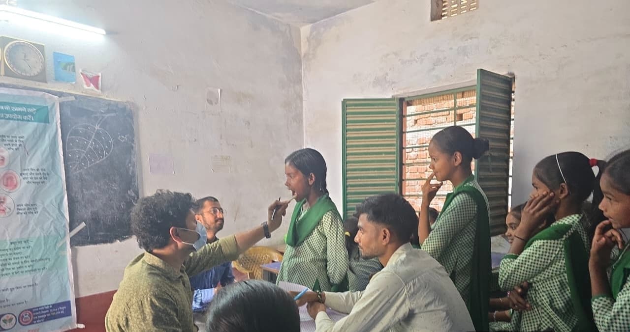 विश्व मुख स्वास्थ्य दिवस पर स्कूलों में लगा जांच शिविर, 155 बच्चों की हुई स्क्रीनिंग