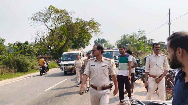 पिकअप ने बाइक सवार को मारी ठोकर, पुत्री की मौत, पिता घायल