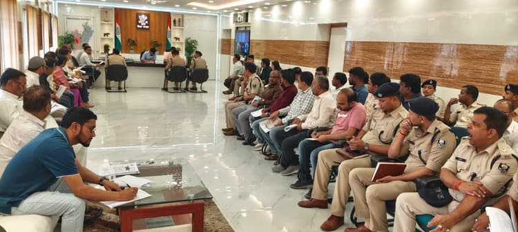 प्रश्नपत्र परीक्षार्थियों की उपस्थिति व निर्धारित प्रक्रिया के अनुरूप खोले: डीएम