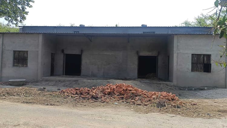 झाला पंचायत में पैक्स गोदाम निर्माण अधर में, किसान परेशान