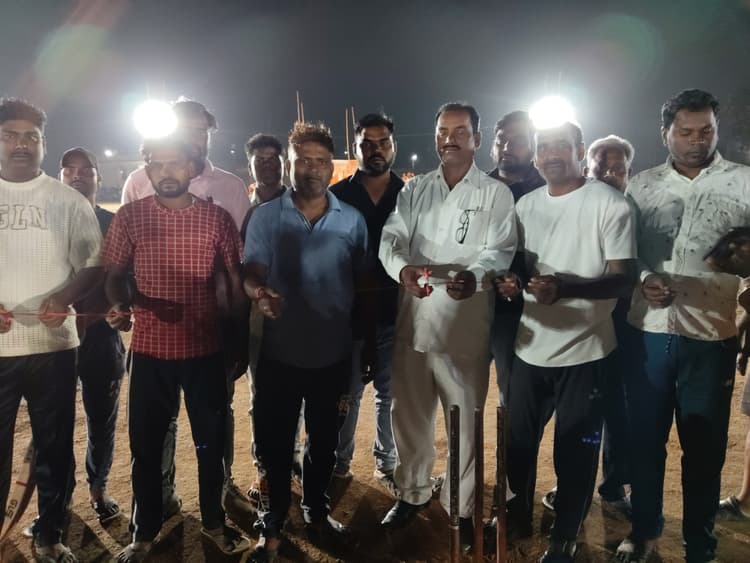 देवीपुर : नावाडीह और गिधैया के बीच खेला गया उद्घाटन मैच