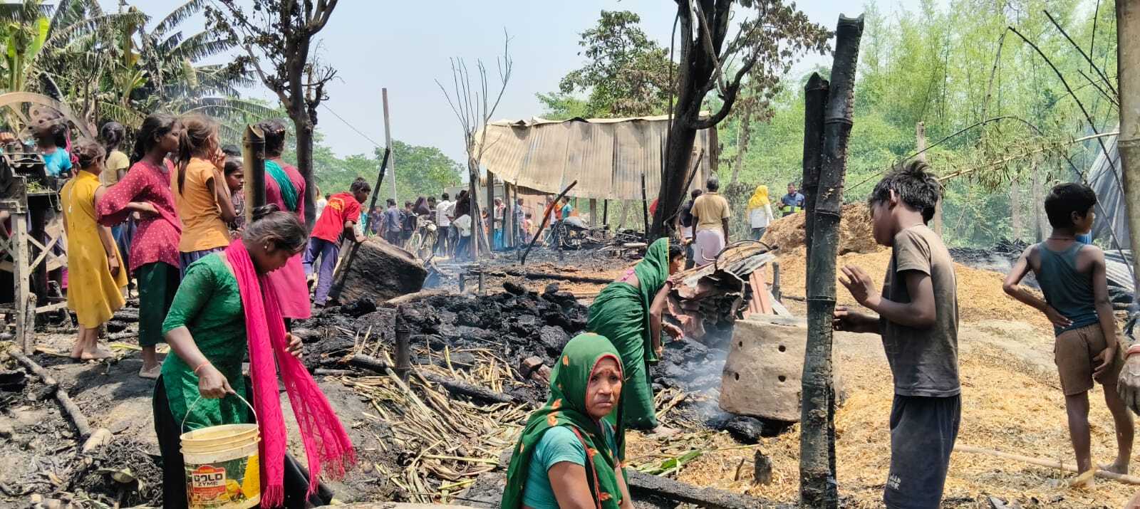 बेला नोवाद में आग लगने से आधा दर्जन घर जलकर राख, आग की उठती लपटों में मां बेटा झुलसा