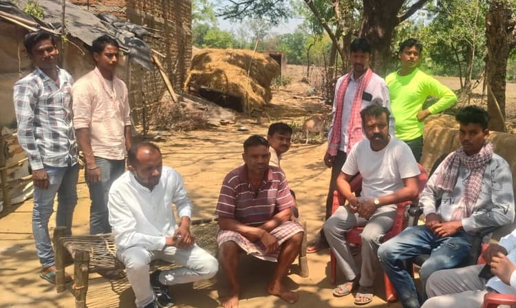 Bokaro News : आराेपी को लेकर जंगल पहुंची टीम, जहां मिला था युवती का शव