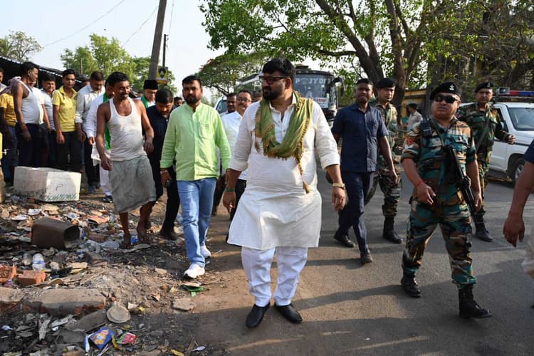 पीड़ित दुकानदारों से मिले मंत्री हफीजुल हसन