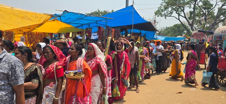 chaibasa News : केरा मंदिर में उमड़ा आस्था का सैलाब, 10 हजार श्रद्धालुओं ने किया जलाभिषेक