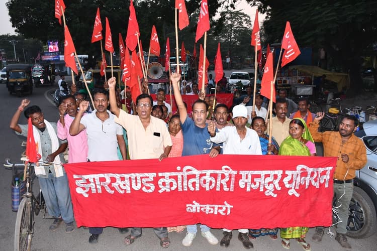 Bokaro News : ठेका मजदूरों की मांगाें को लेकर प्रदर्शन