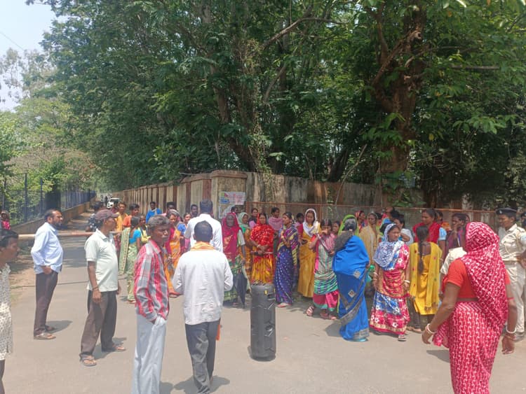 Dhanbad News: लो-वोल्टेज से जूझ रहे ग्रामीणों ने डीवीसी कार्यालय के समक्ष दिया धरना