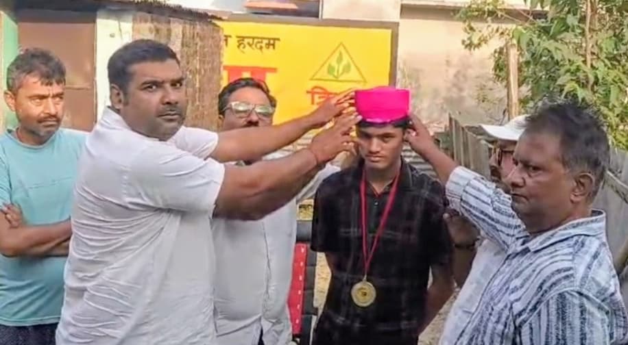 मैट्रिक टॉपर आयुष राज को ब्रह्म शक्ति टीम ने किया सम्मानित