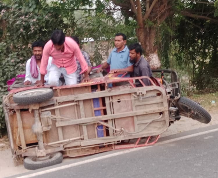 टोटो पलटने से कई यात्री घायल