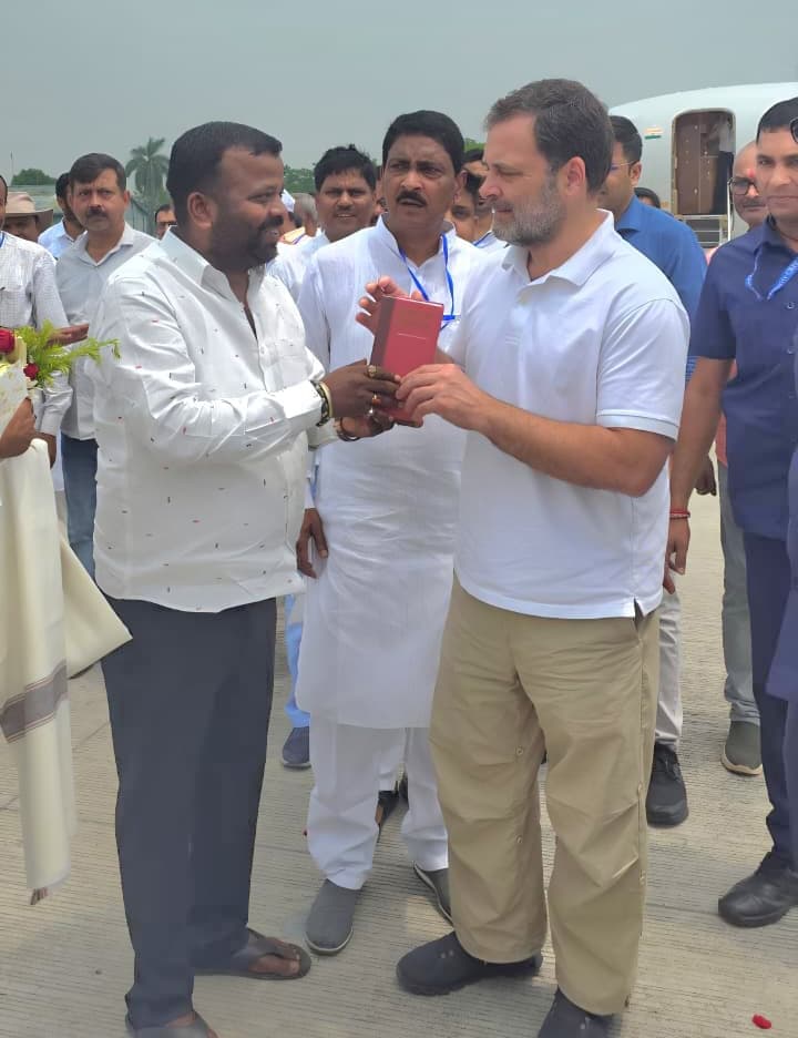 पूर्णिया एयरपोर्ट पर राहुल गांधी का किया गया स्वागत
