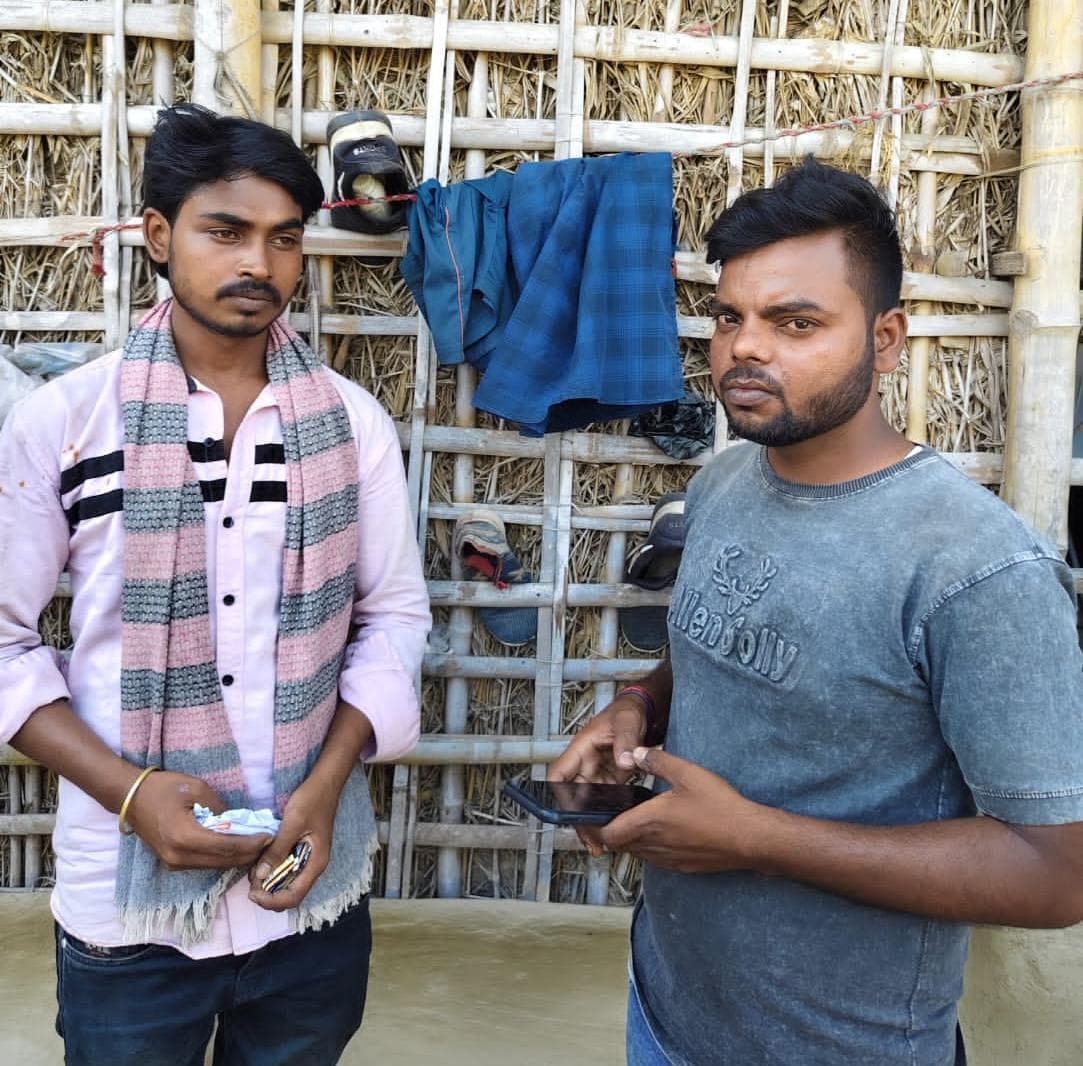 जाली नोट के साथ दो युवकों को ग्रामीणों ने पकड़कर पुलिस को सौंपा