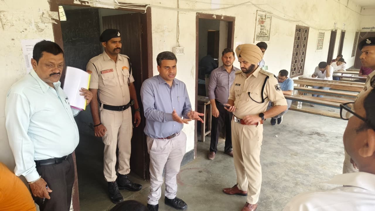 जिले के विभिन्न केंद्रों पर हुई एईडीओ की परीक्षा