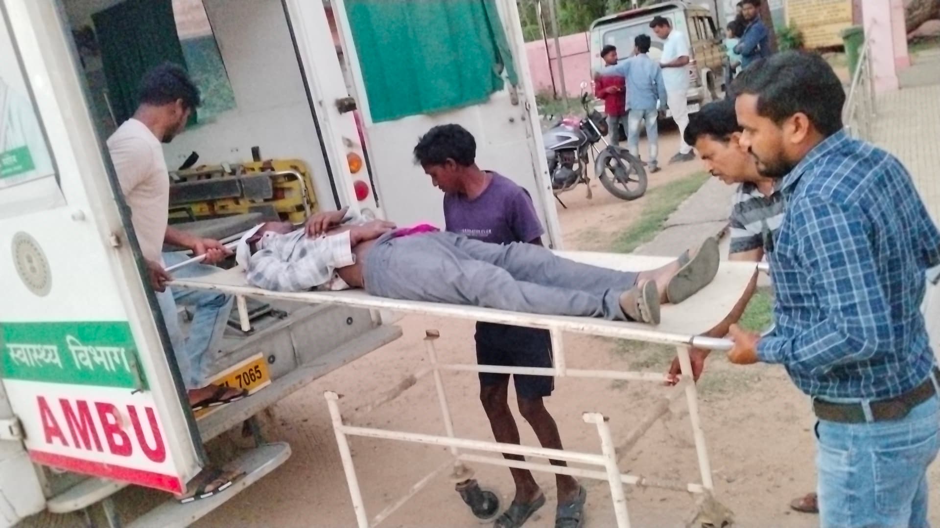 अज्ञात वाहन के धक्के से युवक घायल, धनबाद रेफर