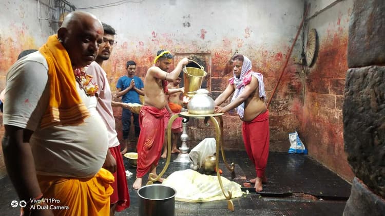 Deoghar News : बिसुआ संक्रांति पर लगा सत्तू का भोग, शिवलिंग के ऊपर लगायी गयी गलंतिका