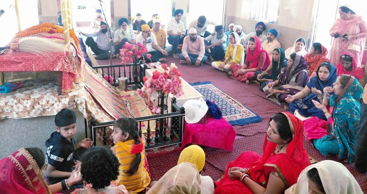 सिख समुदाय के लोगों ने गुरुद्वारा में धूमधाम से मनाया बैसाखी का पर्व