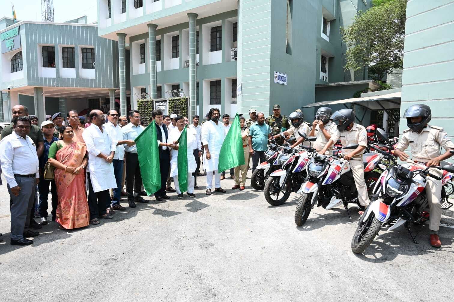 पाकुड़ पुलिस को मिली 18 नयी पेट्रोलिंग बाइक, सुरक्षा होगी और मजबूत