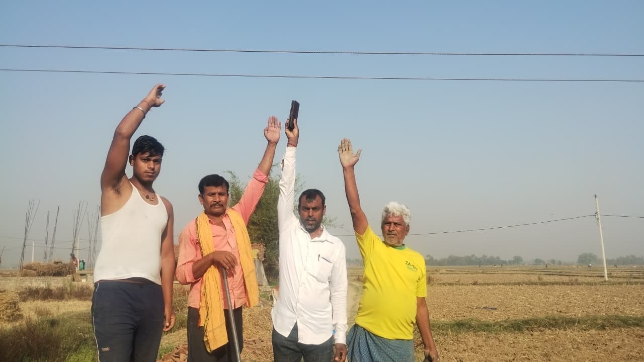 गांव में लटक रहे 11 हजार वोल्ट तार से दहशत, लोगों ने जताया आक्रोश