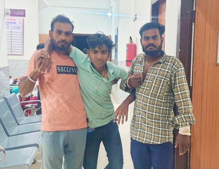 दो बाइक की टक्कर में युवक गंभीर रूप से हुआ घायल