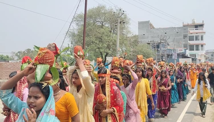 भागवत कथा को लेकर निकाली गयी कलश शोभायात्रा