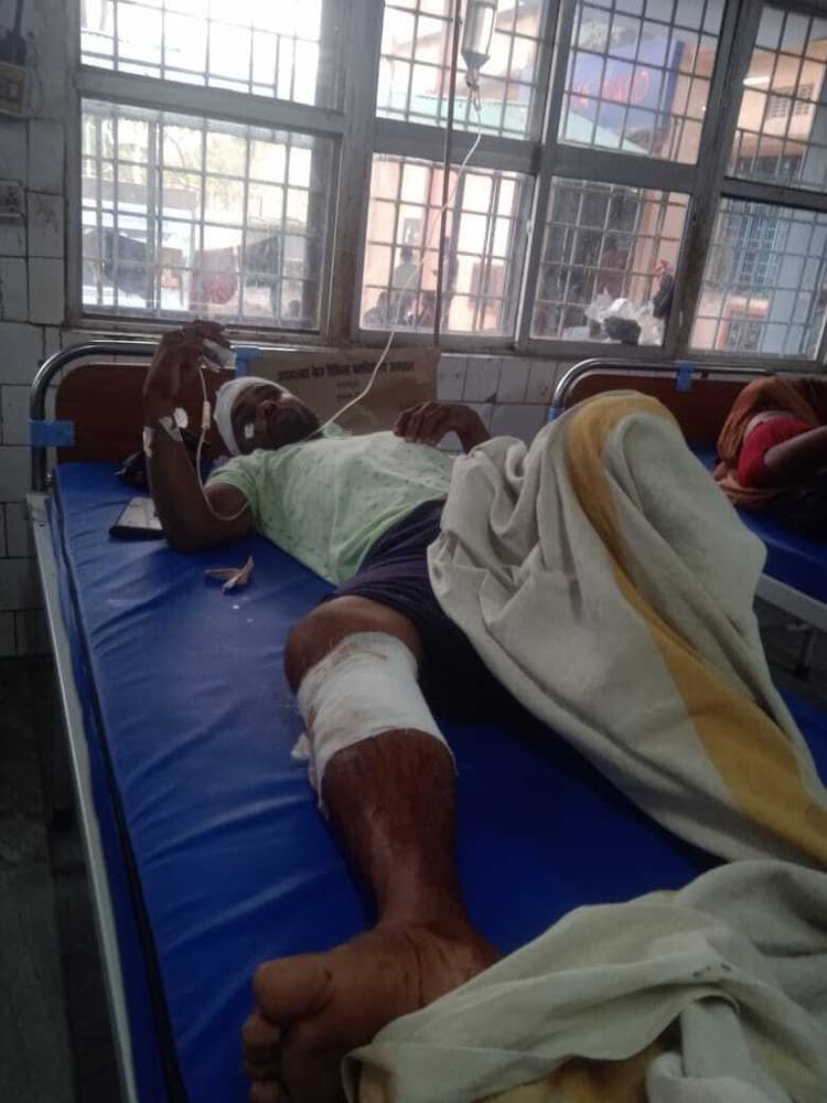 सड़क दुर्घटना में बाइक चालक जख्मी, भागलपुर रेफर