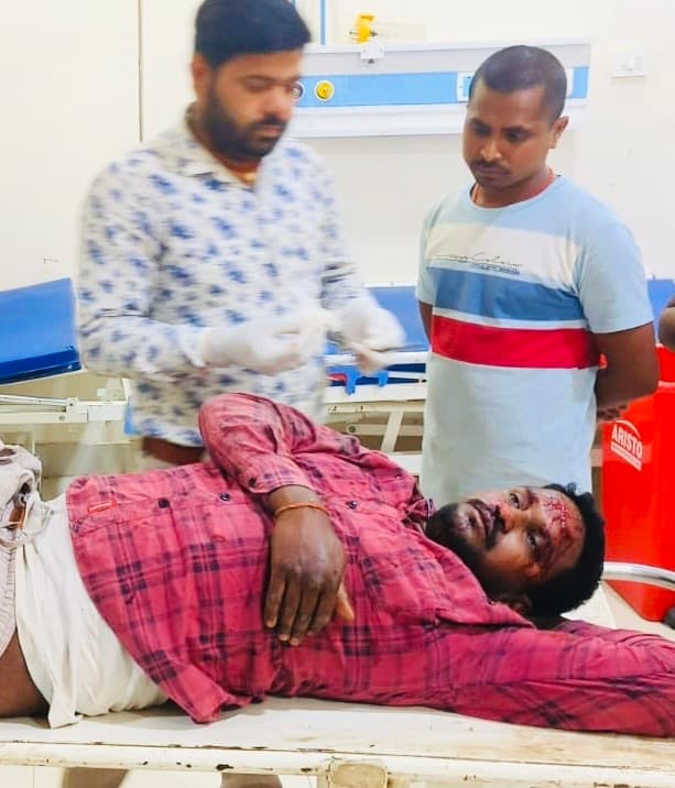 Giridih News :पिकअप वैन की टक्कर से स्कूटी सवार घायल