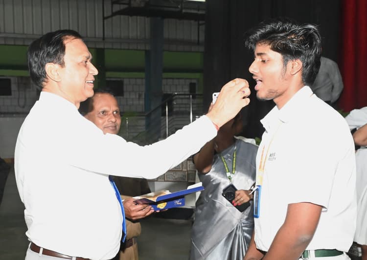 Bokaro News : डीपीएस के शुभ और हॉलीक्रॉस के श्रेष्ठ जिला टॉपर