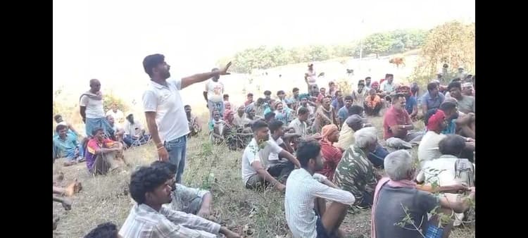 मशरूम बनाने की फैक्ट्री के विरोध में ग्रामीणों ने की बैठक