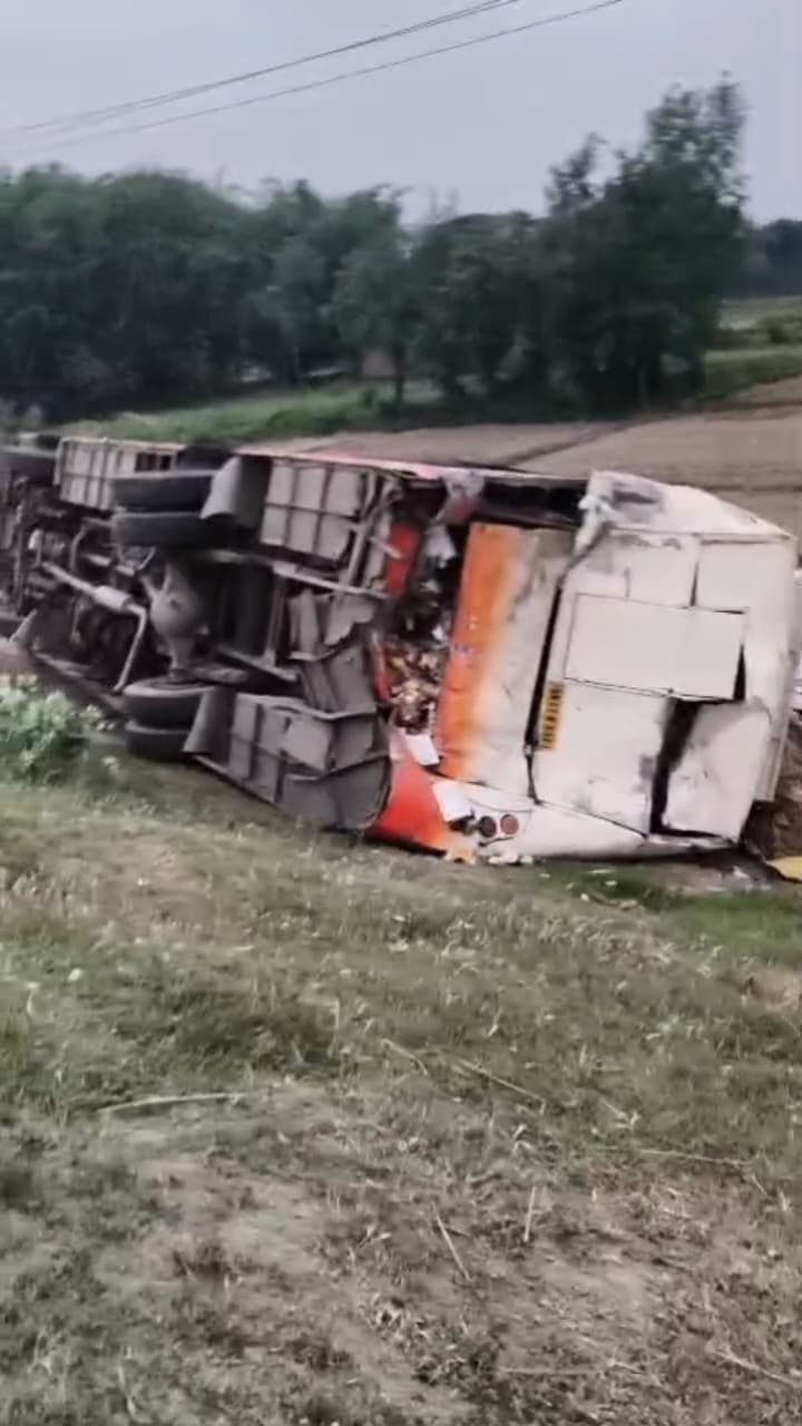 ट्रक ने बस में मारी टक्कर, दो दर्जन से अधिक यात्री घायल