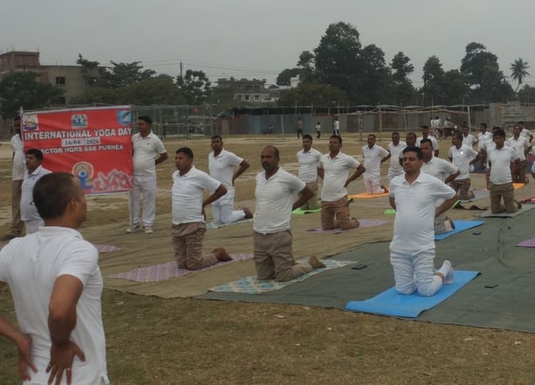 सीमा सुरक्षा बलों ने रंगभूमि मैदान में की योगाभ्यास