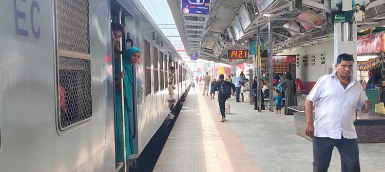 चलती ट्रेन में चढ़ना-उतरना बन रहा डेथ ट्रैप तीन माह में कई यात्री हुए चोटिल, आरपीएफ ने चलाया जीवन रक्षा अभियान