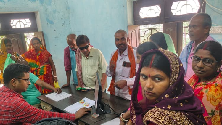 ई-किसान भवन में बीज वितरण के दौरान हंगामा, बीडीओ बोले- होगी जांच