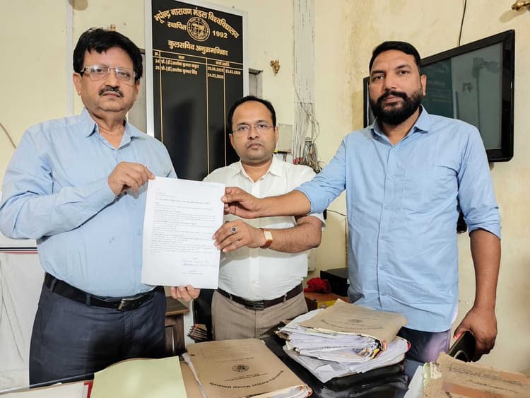 सीनेट सदस्य डॉ संजीव ने कुलसचिव को सौंपा ज्ञापन