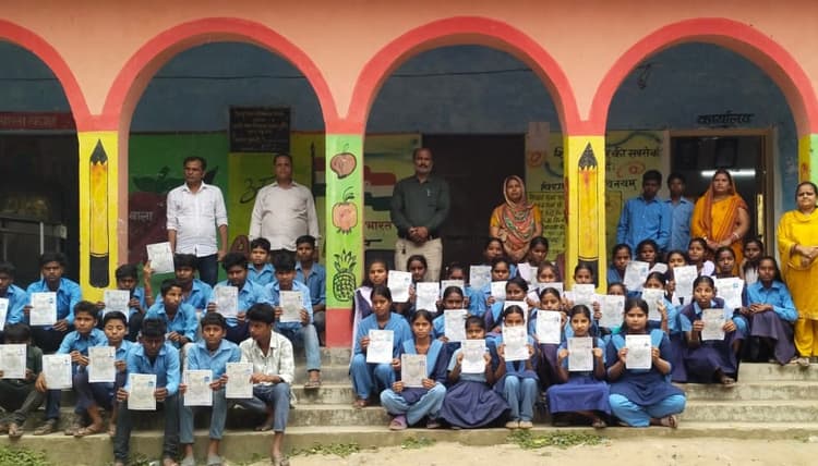 आठवीं उत्तीर्ण छात्रों को समारोहपूर्वक टीसी वितरण